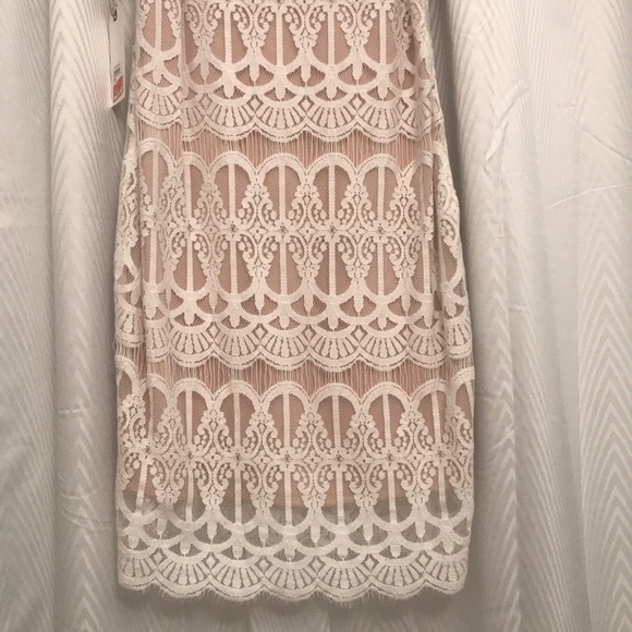 Lace dress - Picture 3 of 5